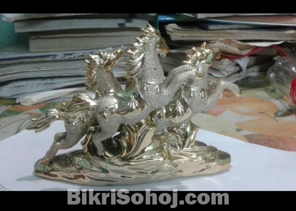 Horse showpiece statue